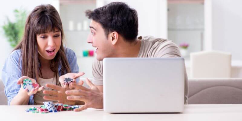 Pariskunta pelaa kasinopelejä